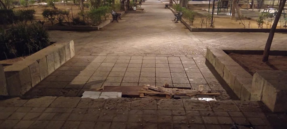 ZonaRoja_Oaxaca's tweet photo. Reportan fuertes daños causados al parque “El Llano” de la ciudad de #Oaxaca, tras el retiro de la estructura por que sirvió para el festival navideño.  
Vehículos pesados ingresaron al espacio y rompieron la cantera en varios puntos; además, desapareció un poste de luminaria. https://t.co/jdhpB4aK8q