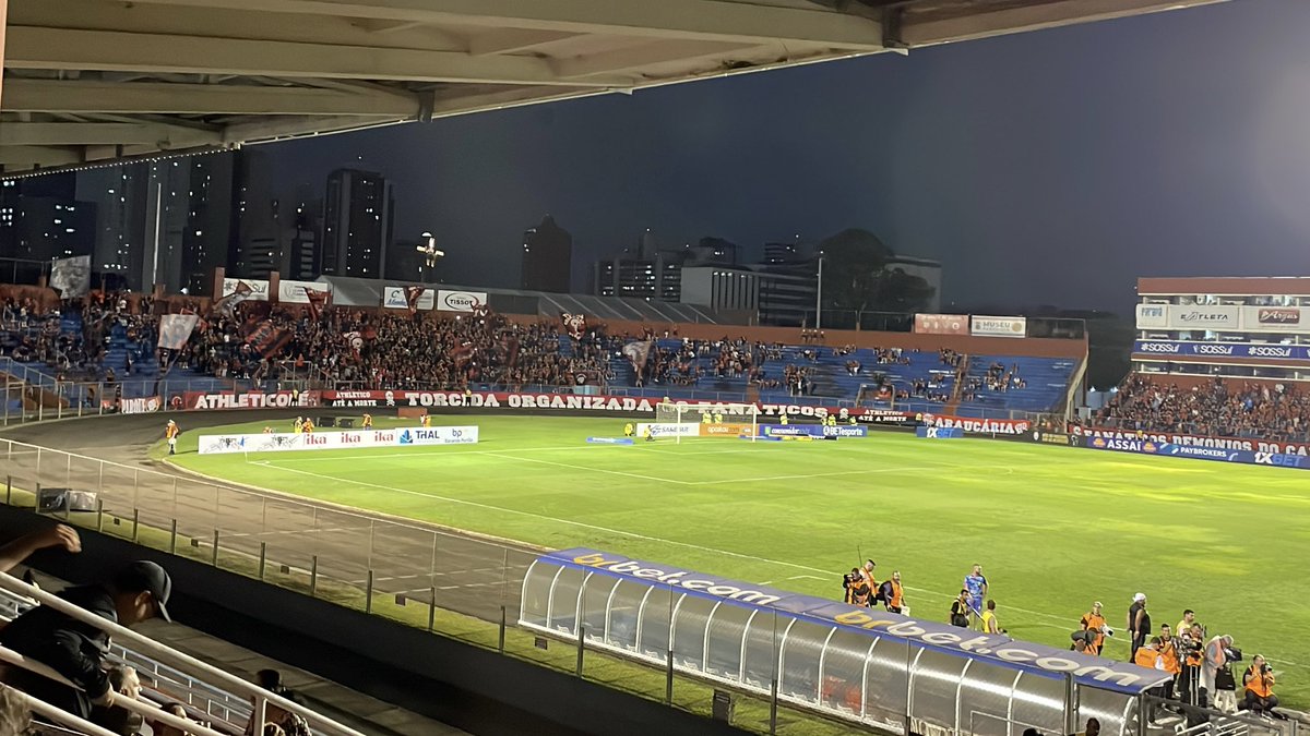 heitormcf's tweet photo. Times sobem pro campo em instantes aqui na Vila Capanema
@ge_furacao #trvila https://t.co/4uv6gda26P