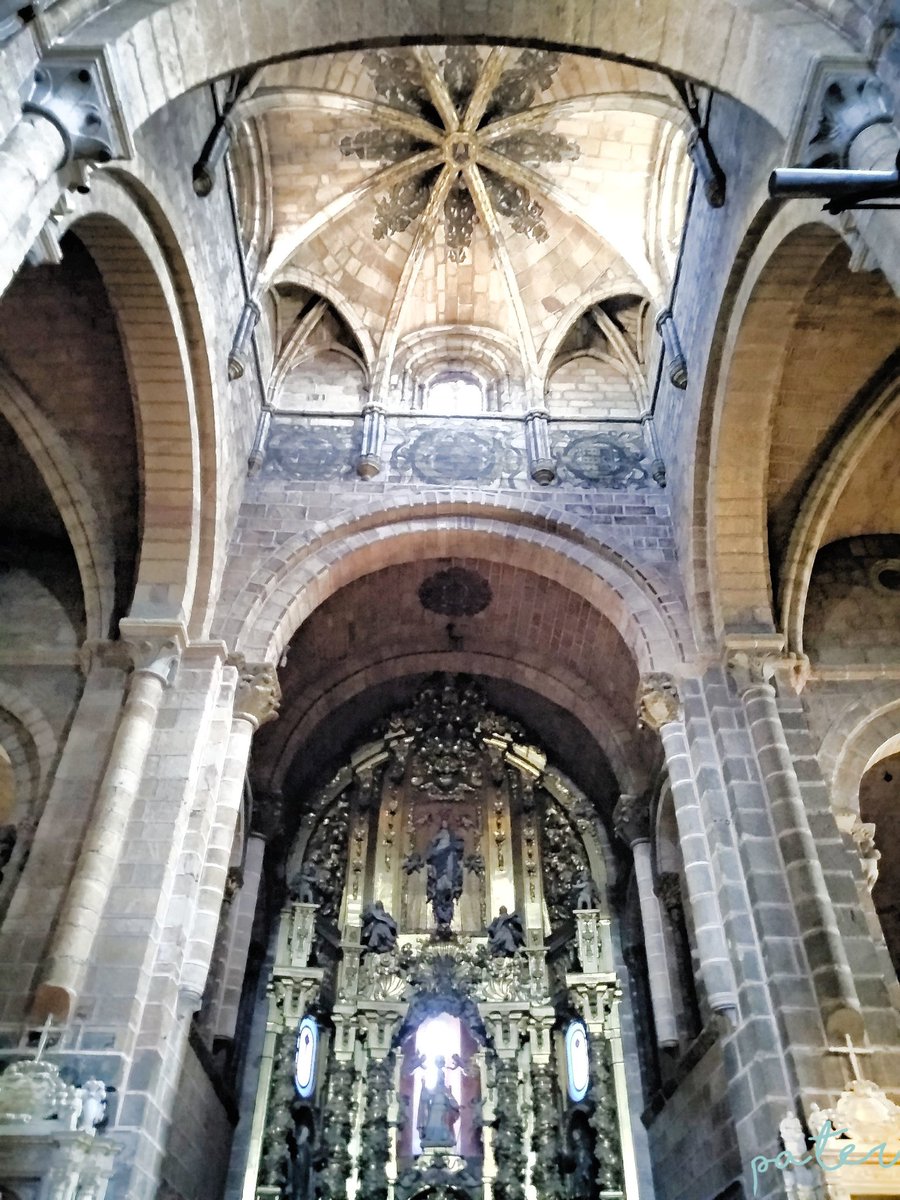 La iglesia de San Pedro comenzó a construirse en 1100, pero este fantástico cimborrio se levantó en el s. XV. Hay otro similar en #Ávila en la Basílica de San Vicente.

Tengan cuidado ahí fuera.