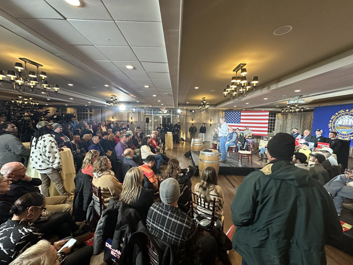 ChrisMaidmentNH's tweet photo. Another packed event for @RonDeSantis (and @MassieforKY and @chiproytx) in Derry New Hampshire! https://t.co/xrEKL8ATfp