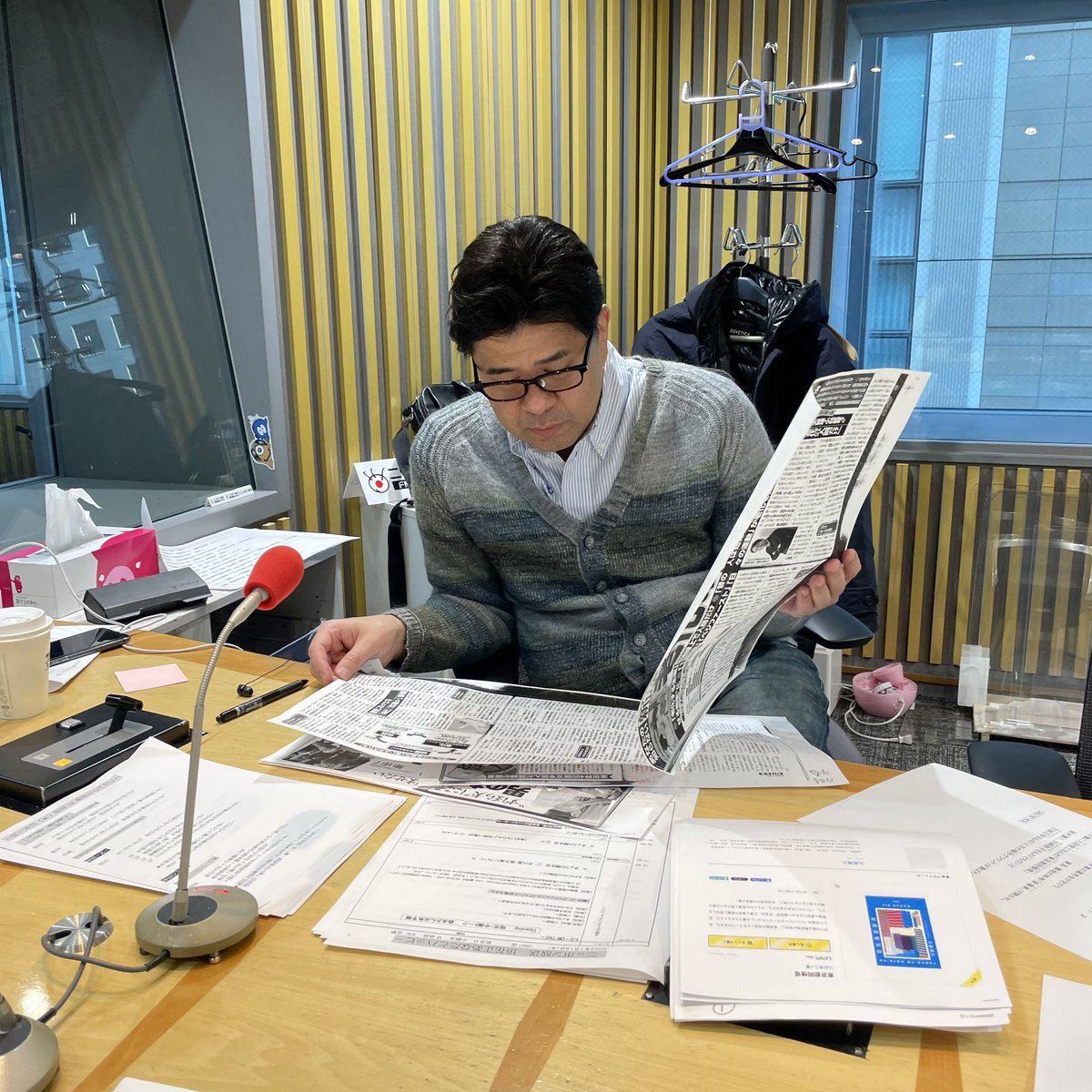 happy_1242's tweet photo. #垣花正ハッピー
本番前、メガネをかけて資料を読み込む垣花さん👓 https://t.co/hIv7yhFANu