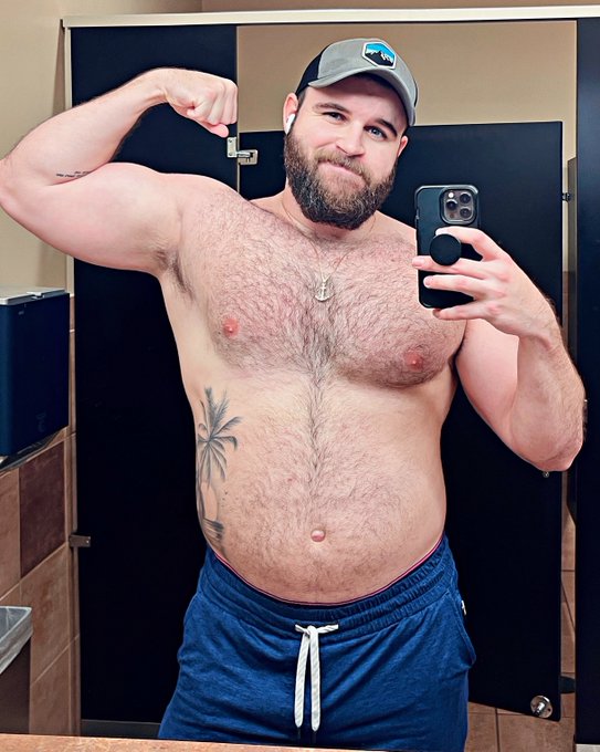 Rare wholesome gym pics 😌 https://t.co/8GKzwgam9F