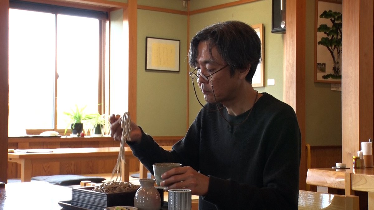 Ume_bsfuji's tweet photo. 俳優・ #岡部たかし の
1人オフ時間を覗き見る！
￣V￣￣￣￣￣￣￣￣￣￣
『#錦鯉のいまオフってます。
　サイコーなひとり時間』

新幹線で一路長野・上田市へ。
滝行で自分を高めと思いきや焼き鳥で昼飲み🍺～
オジサンたちの憧れの蕎麦打ちにも初挑戦する！

楽しそうですよ～🤗 https://t.co/EIQNiupm5K