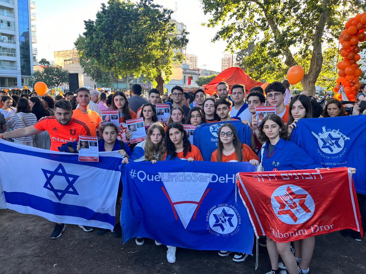 habonimdrorar's tweet photo. Nuestros bogrim y bogrot asistieron al acto realizado con motivo del cumpleaños de un año de Kfir en cautiverio y en reclamo por la liberación de todos los rehenes.

Devuelvan a Kfir, su hermano Ariel y su madre Shiri.
Devuelvan a Iair y Eitan.
Devuelvan a todos los rehenes. https://t.co/SXdSuQt0Ic