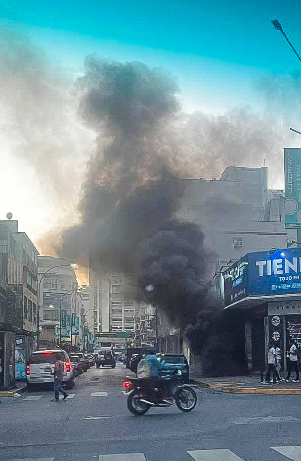 JavierDuqueXXI's tweet photo. #ULTIMAHORA El exceso de tiendas de componentes eléctricos en la calle Sucre de Chacao, sumado a la falta de mantenimiento hace una bomba de tiempo toda la infraestructura de este tipo en todo el país... Se lo toman todo a gracia como Jim Carre cuando es muy seria la situación. https://t.co/R8HiNVDrVL
