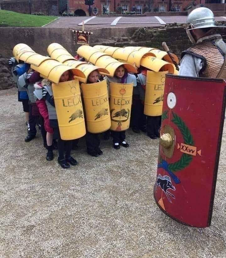 SpaniardBalbo's tweet photo. Niños! Manteneos firmes, no os separéis de mi. Si os veis cabalgando sólos por verdes prados, el rostro bañado por el sol, que no os cause temor, Estaréis en el Elíseo y ya habréis muerto. Alumnos! Lo que hacemos en la vida tiene su eco en la eternidad
A conquistar el patio! 😜 https://t.co/hBPOJz7ObX