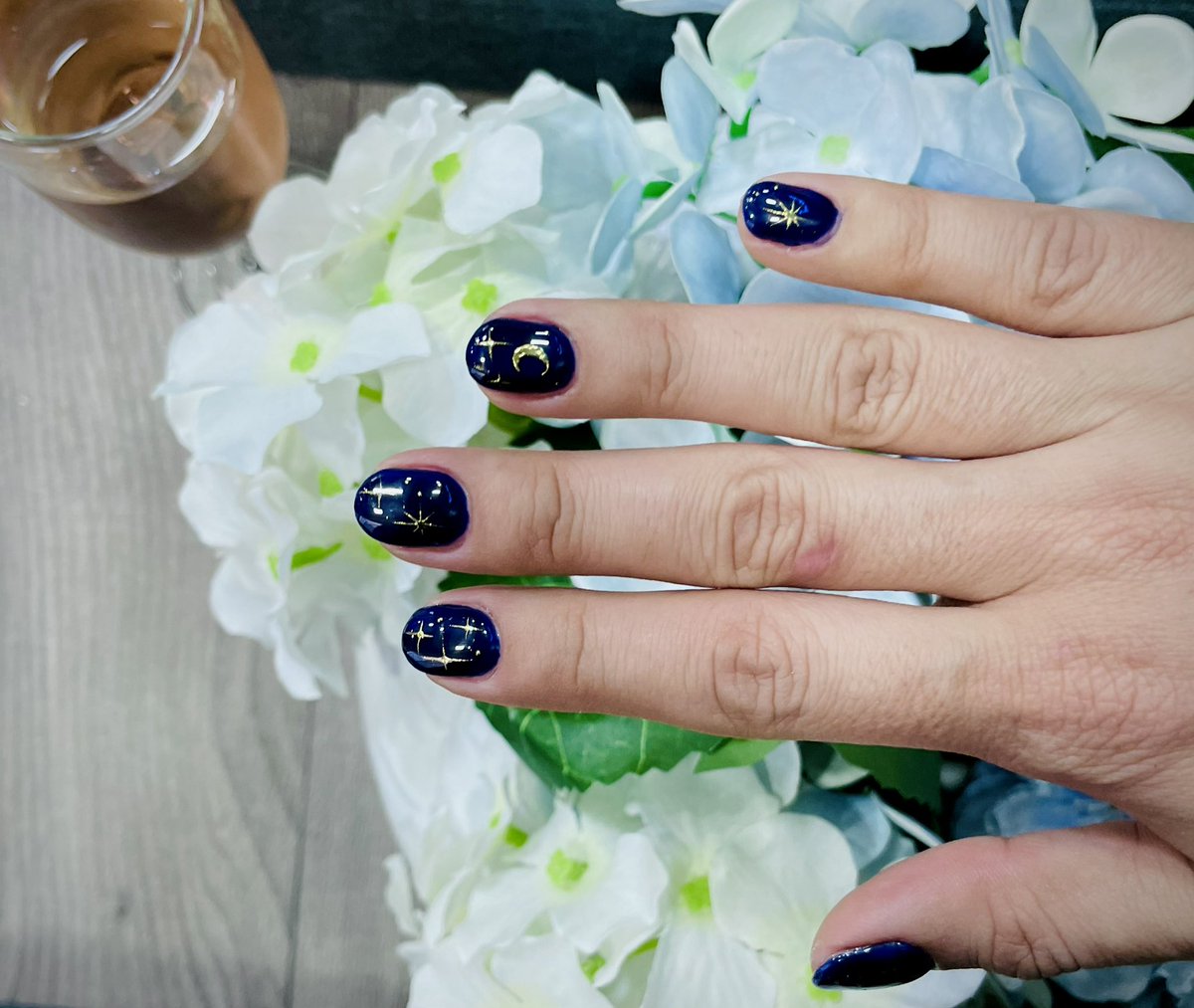 krisstiane's tweet photo. 2023.
Día 17. Nos dimos un respiro. Fuimos al manicura. Tenemos uñas astro. Ahí, nos dieron vino y una luna con sabor a C de Christiane. ✨🌟✨ https://t.co/sYio8yMnf0