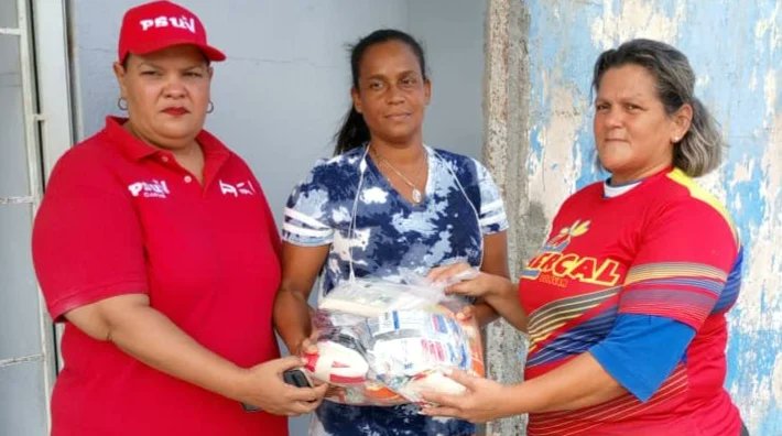 desdebolivar_'s tweet photo. #Bolívar || Beneficiadas 3.780 familias en despacho de #CombosCLAP, en la Base de Misiones Socialistas Carabobo 200 de Caroní, a través del @MercalOficial Bolívar en sinergia con los #CLAP.
@NicolasMaduro Rumbo al 100% del abastecimiento nacional.
#SoyComunicadorClapBolívar https://t.co/EmoH3e8Aa1