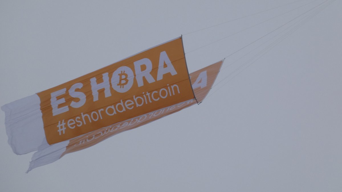 eshoradebitcoin's tweet photo. Siempre sobran razones para ir a la playa, pero ésta es muy valiosa.

Éste jueves y viernes en la costa sacale una foto a nuestro avión y compartila en TW (X) o en IG con el #eshoradebitcoin y a los primeros 200 le regalamos Bitcoins. Así de fácil. https://t.co/wifdploO8k