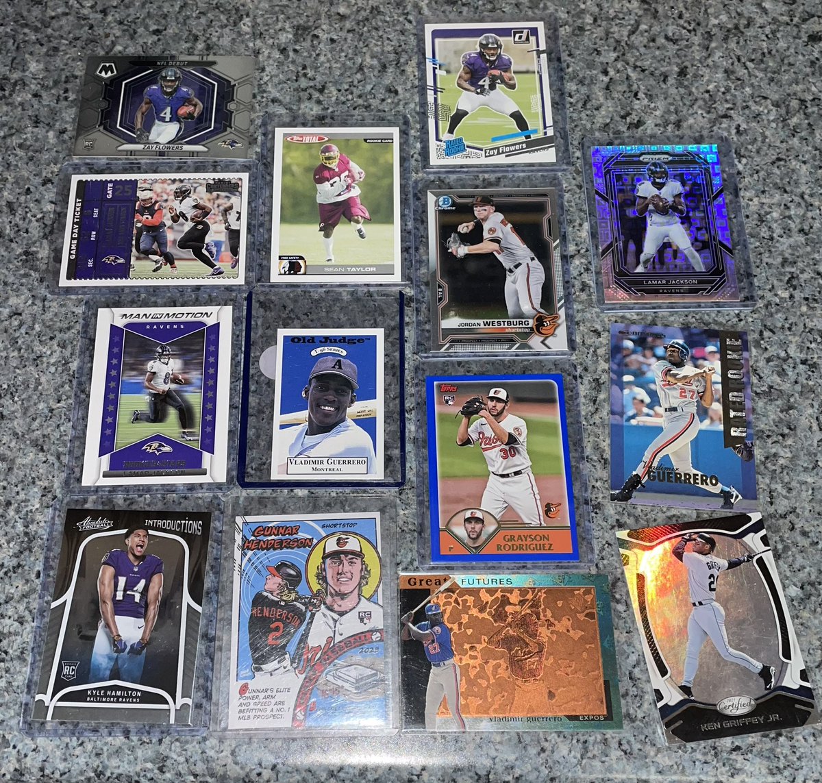 DommyF_69's tweet photo. SOLID little #MailWeek courtesy of the homies @phinstonedcards, @TonysCards, @RuckusTJ, and last but not least @willewillmcards !! Appreciate y’all always and super excited to add these to the PC 😎 #TheHobby #WhoDoYouCollect https://t.co/zHrMrUkyJx