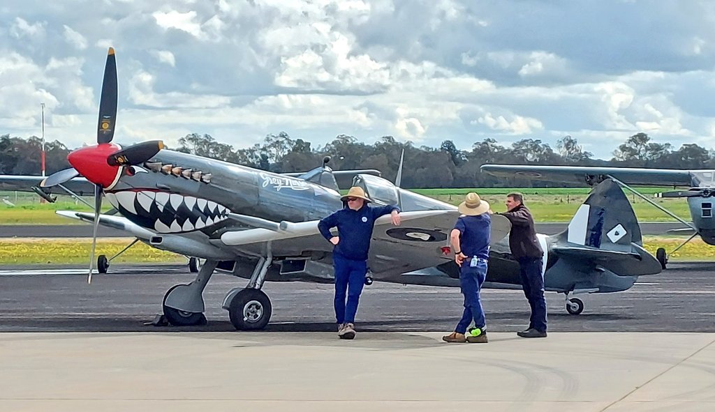 #FromTheArchives 
Australians are pretty good at leaning on things while having a chat, and what better to lean on than a #Spitfire!  😂
At #TemoraAviationMuseum during the flying day Sept 2022 #RAAF100Squadron #RAAF #History #avgeeks