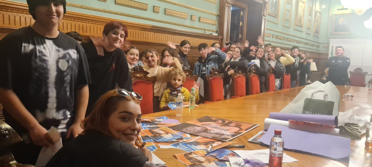 alberfeixas's tweet photo. Las doce y media de la noche y sigue firmando. Pasion por sus fans. https://t.co/cVQhfA7OiM
