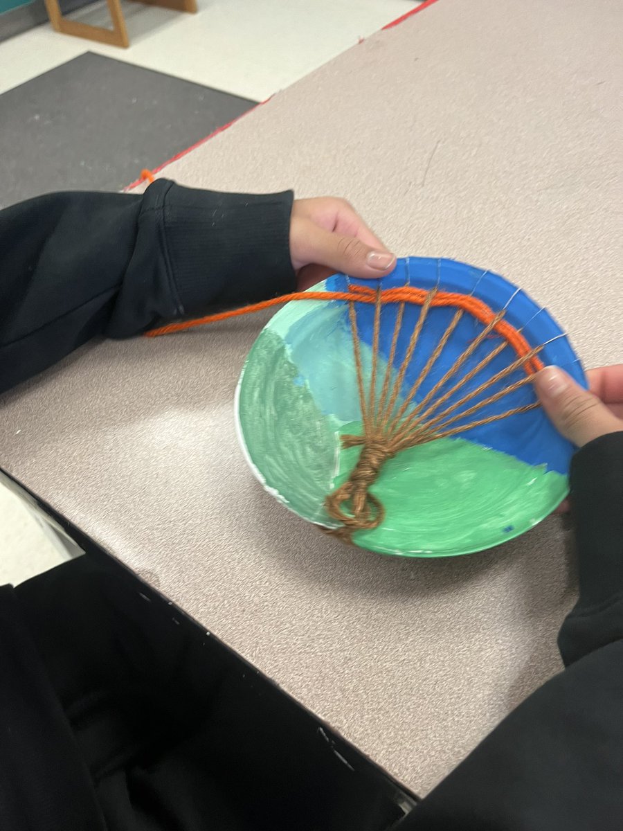 Crivera7716's tweet photo. 5th grade is on their weaving way! Working hard making beautiful trees using plates as the loom! 🎨🎨 
@CarverESCubs @wake_ncae @NCArtEdA @CrayolaEdu @WCPSS_Arts https://t.co/IkkCnbZmHl