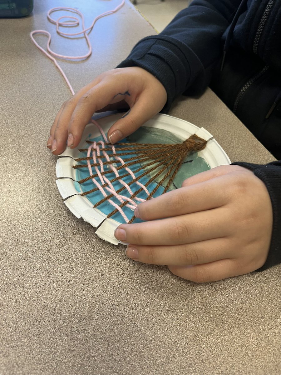 5th grade is on their weaving way! Working hard making beautiful trees using plates as the loom! 🎨🎨 
<a href="/CarverESCubs/">Carver Elementary</a> <a href="/wake_ncae/">Wake NCAE</a> <a href="/NCArtEdA/">NCAEA</a> @CrayolaEdu <a href="/WCPSS_Arts/">WCPSS Arts Education</a>