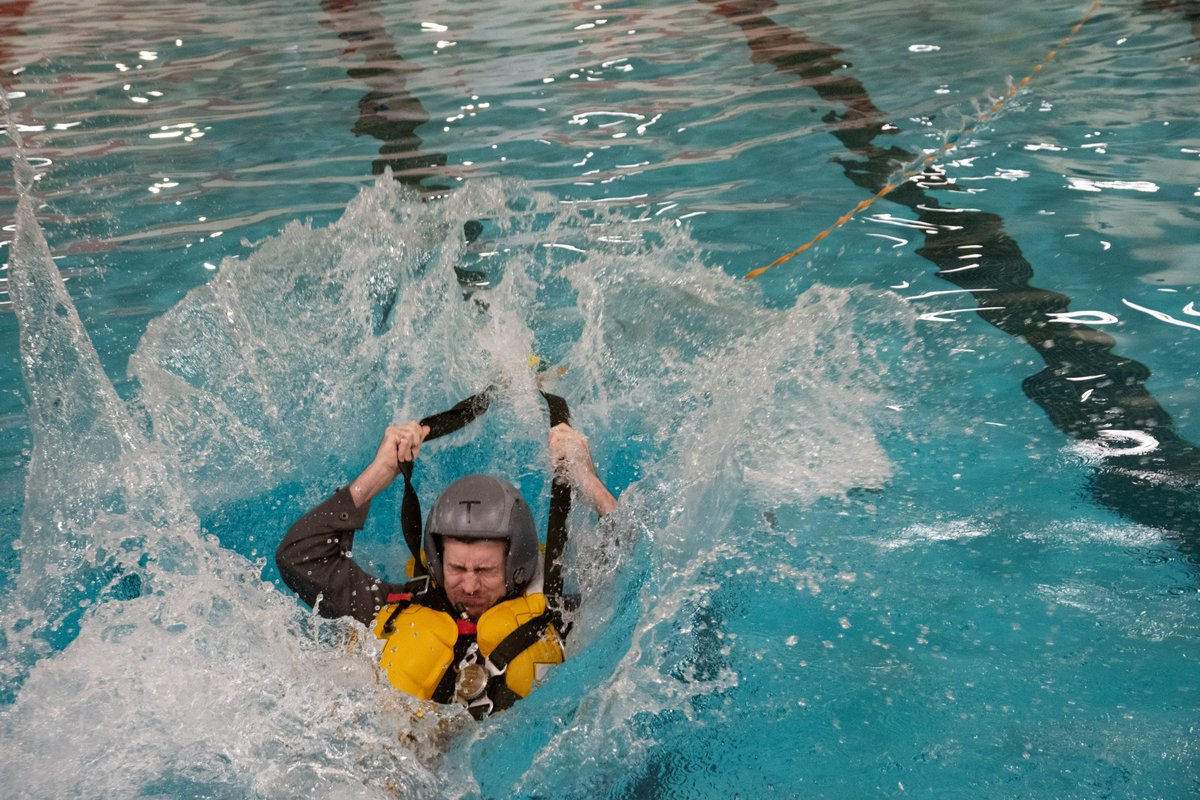 On 16 January, Squadron pilots and technicians took part in the annual water egress training at the 15 Wing Fitness Center pool.