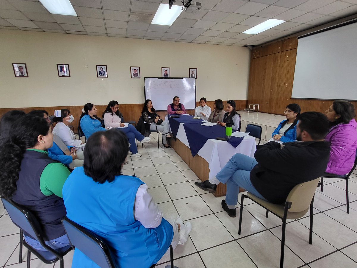 SaludImbabura's tweet photo. #Otavalo | Con el fin de fortalecer el primero y segundo nivel de atención Oswaldo Moreta, Director del #Distrito10D02 y Eduardo Espinosa, Director del hospital San Luis de Otavalo junto a sus equipos técnicos mantuvieron una reunión de trabajo. https://t.co/pZIcwoFi6H