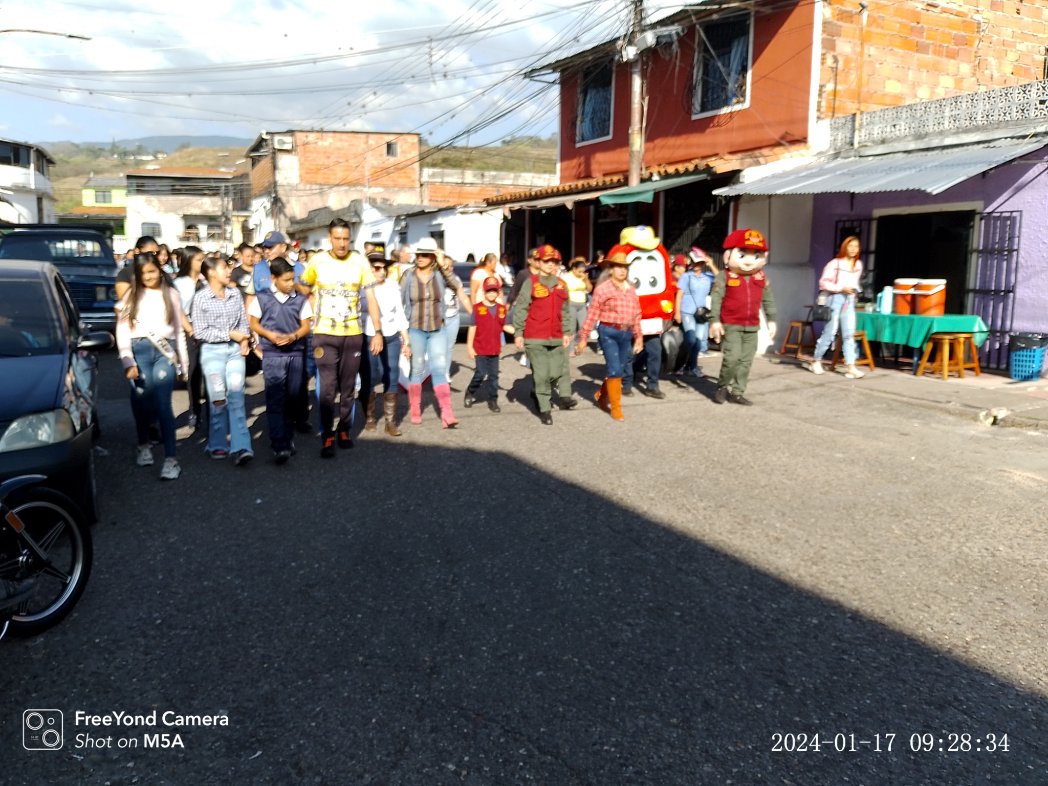 codennat's tweet photo. Trabajo con comunidad, desfile ferial en el sector de puente Real
@_LaAvanzadora 
@MPPEDUCACION 
@Berzabethg1 
@cdce https://t.co/hOgNj5KAzX