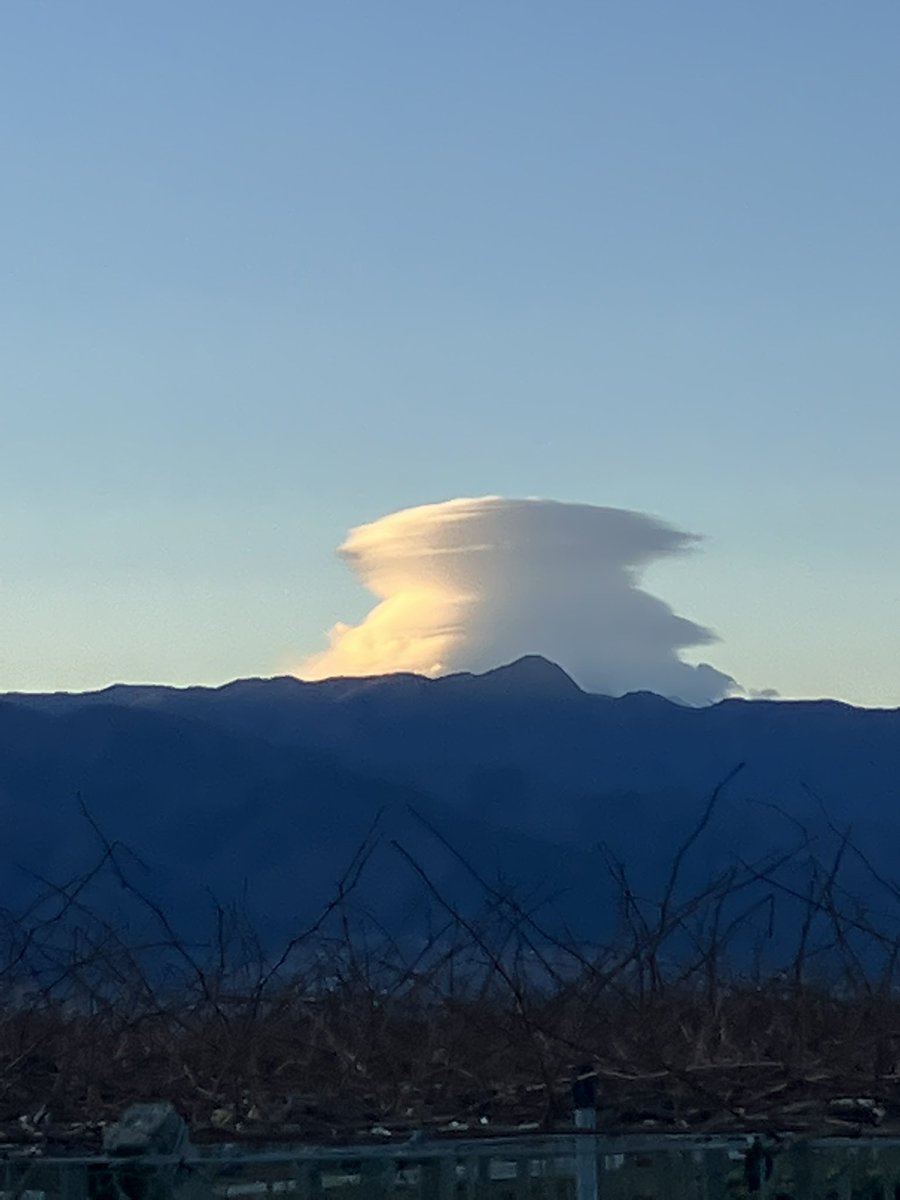 KiWAMI86's tweet photo. 富士山が雲で隠れてた🗻 https://t.co/Y7xxB2pzQ9