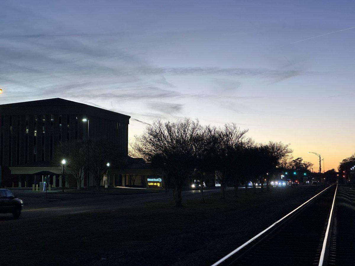 Cold, cloudy sunset from Atmore. @NWSMobile @spann @rzweather @michaelwhitewx @KNBHwx @ThomasGeboyWX @WKRGEd @AlanSealls @KDanielCCI @StormHour @ThePhotoHour #ALwx