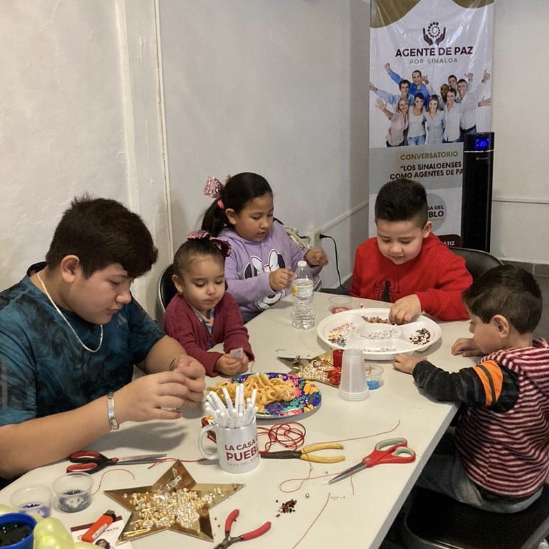 VeronicaBatiz's tweet photo. 🎉 Pasamos tiempo  juntos!!.. hicimos PULSERAS, y fortalecimos los lazos y valores que nos unen a grandes con pequeños!!.. de🏡 #LaCasaDelPueblo entre risas y alegría, nos trajimos un bello recuerdo, que nos enseñó, que al trabajar en equipo podemos mejorar nuestras habilidades!! https://t.co/ruHeLG3CCa