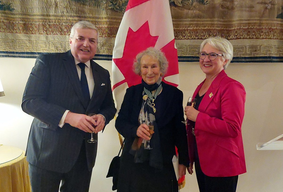 franceaucanada's tweet photo. 🎖️L’ambassadeur @mraillet a remis à @MargaretAtwood les insignes de Commandeur des Arts et des Lettres. Une reconnaissance de la profondeur, la pertinence et le courage de ses œuvres; pour les combats qu'elle mène depuis des années, pour son rôle d'éminente citoyenne du monde. https://t.co/5h8RuI2gCt
