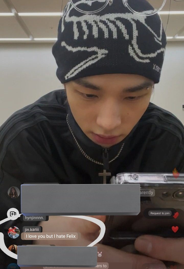 FelixMedia_'s tweet photo. ‼️ Report this anti on both tiktok and Instagram ( Instagram link in the tweet below )

👉 : https://t.co/xZTAKFmAhe

Same person who told 🐥 he ain't her bias anymore on a fancall and made him say he's used to it and made fun of him https://t.co/PYc5Z8nU6Z
