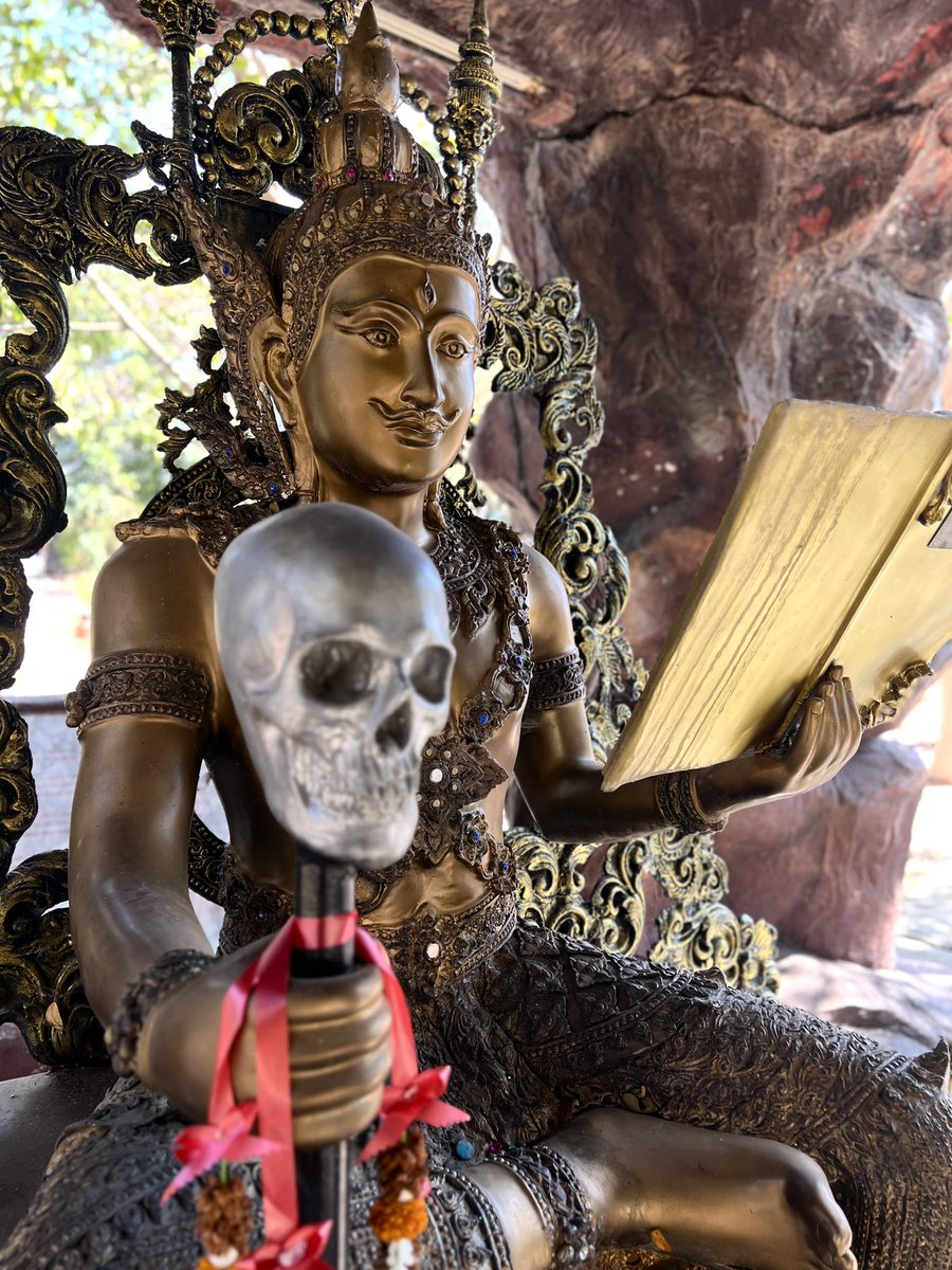 「ワットトゥンセティには地獄があるんです。地獄寺なんです。境内の端っこにあるので前」|たーれっくのイラスト