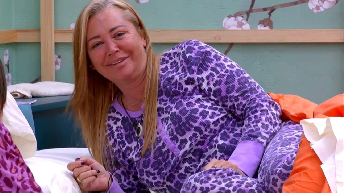 lesbienna's tweet photo. Elena desde su casa escuchando hablar a María: 

 #LaIslaDeLasTentaciones3 https://t.co/Ojpcqa5ZD4