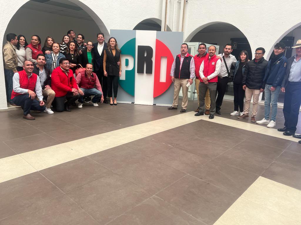 DavidLopezDLC's tweet photo. Hoy me inscribí al proceso interno como aspirante a candidato a Diputado Federal por el Distrito 27 con cabecera en Metepec, Estado de México. 

¡Por la verdad! ¡Por la libertad! ¡Vamos a defender a México! 🇲🇽

Mensaje dirigido a militantes y simpatizantes del PRI https://t.co/37wywucmvS