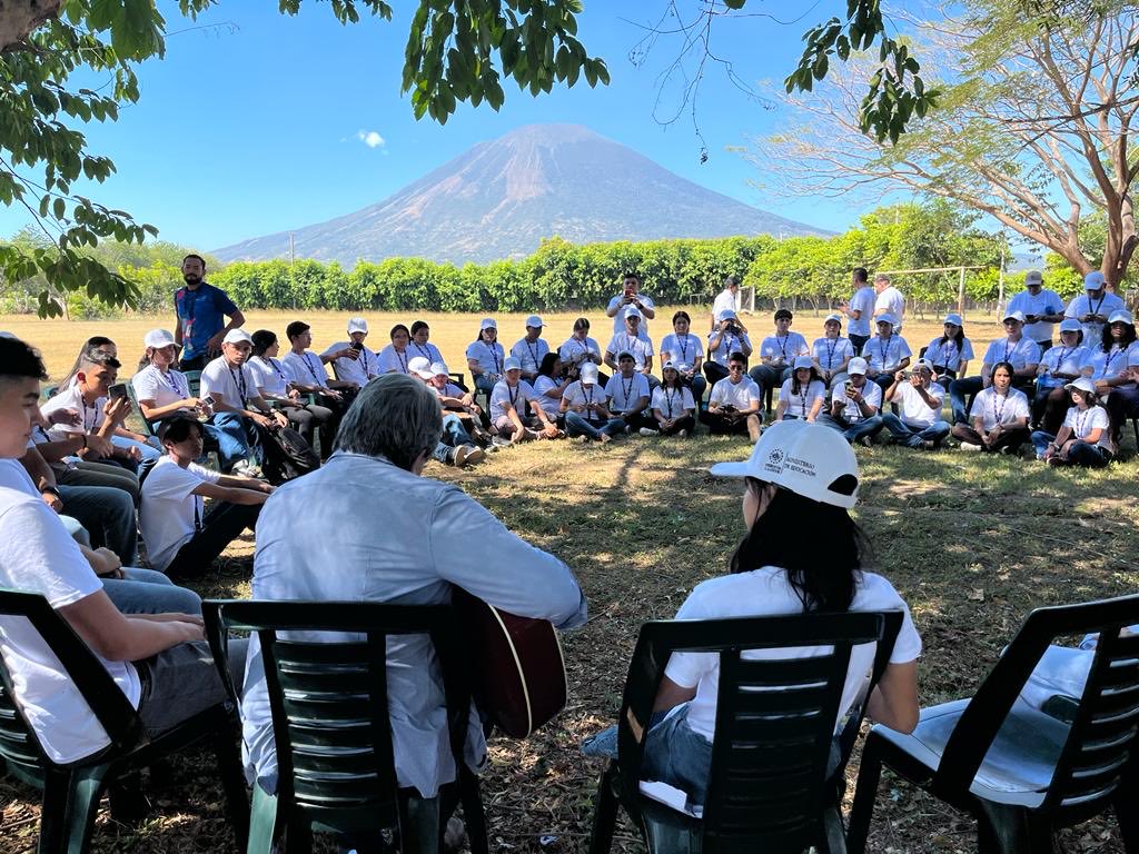 Compartiendo y conversando con jóvenes de los Consejos Estudiantiles.