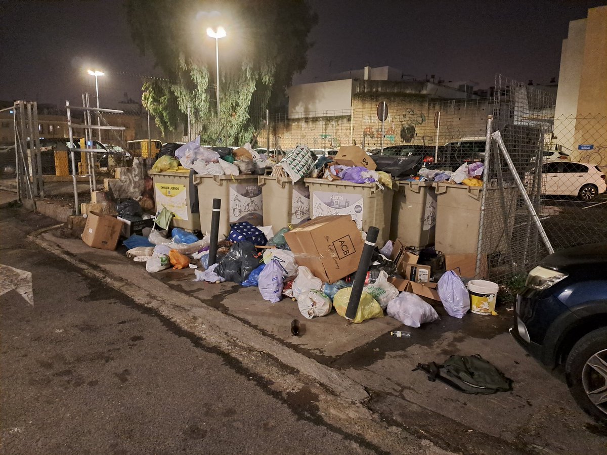 Josema_Ramirez's tweet photo. @Ayto_Sevilla cree que es normal en el 2.024 esto?
@LipasamSevilla no pasa por calle sol, por qué? 
Esto es de vergüenza en el centro de #Sevilla 
#sevillahoy https://t.co/RiecjjIgMy