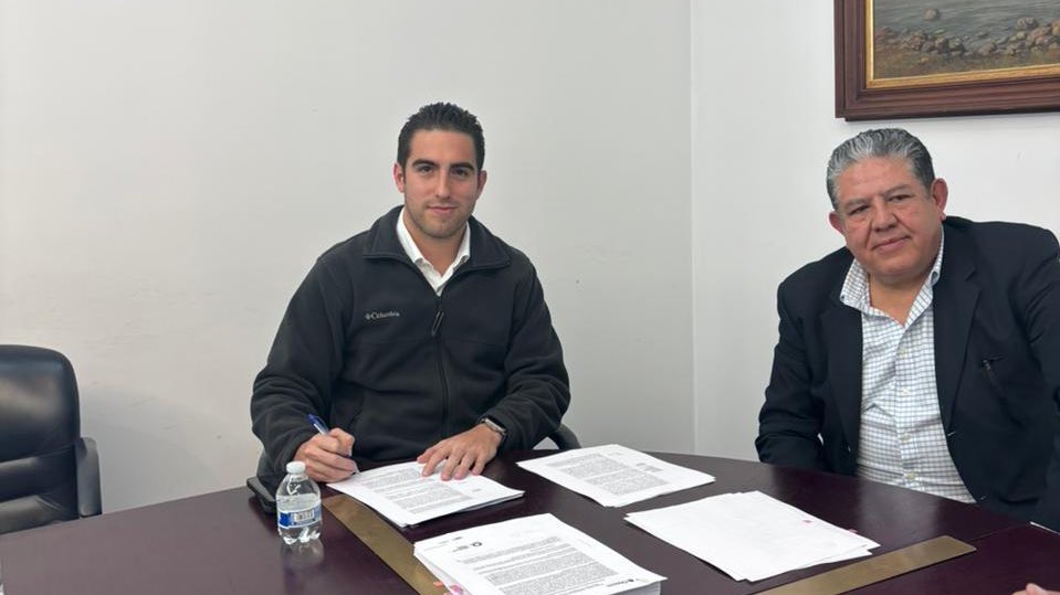 GinoSeguraV's tweet photo. Reestructuración histórica para el Estado de Quintana Roo: con la firma de los contratos de reestructuración de la deuda Pública Directa, estamos marcando un cambio significativo en la gestión económica del Estado, con las mejores condiciones crediticias, este esfuerzo servirá para reforzar la estabilidad financiera y fomentar el crecimiento sostenible de Quintana Roo. Continuamos trabajando con determinación para fortalecer nuestro Estado y asegurar un futuro próspero para nuestra comunidad.