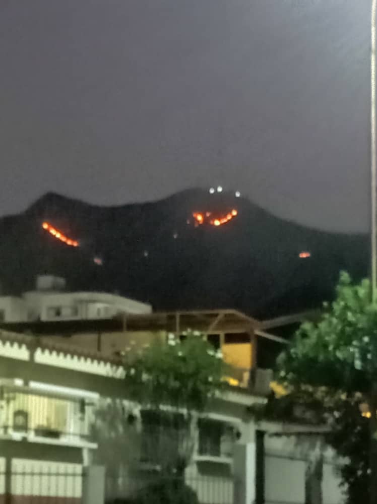 ¡¡URGENTE!! 
Residentes del Gran Trigal solicitamos la solidaridad de los valencianos, para que los Bomberos sofoquen el incendio en el Cerro El Trigal. Muchas personas de la 3era edad temen pasar la noche asfixiados por humo, si el incendio se extiende.