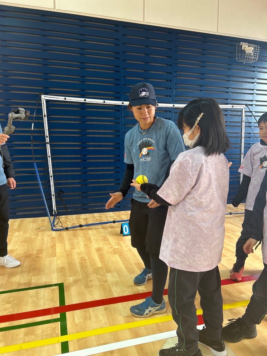agkbaseball_w's tweet photo. 【⚾️野球教室👫】

#WCBF の野球教室に #吉田えり が講師として参加しました！
講師には、#栃木ゴールデンブレーブス の #川崎宗則 さんも🔥

#マルバーンカレッジ東京 に在学している約70名の子どもたちと野球を通して交流❣️
英語を使っての指導で、貴重な経験となりました✨ https://t.co/dKMp9eOBeA