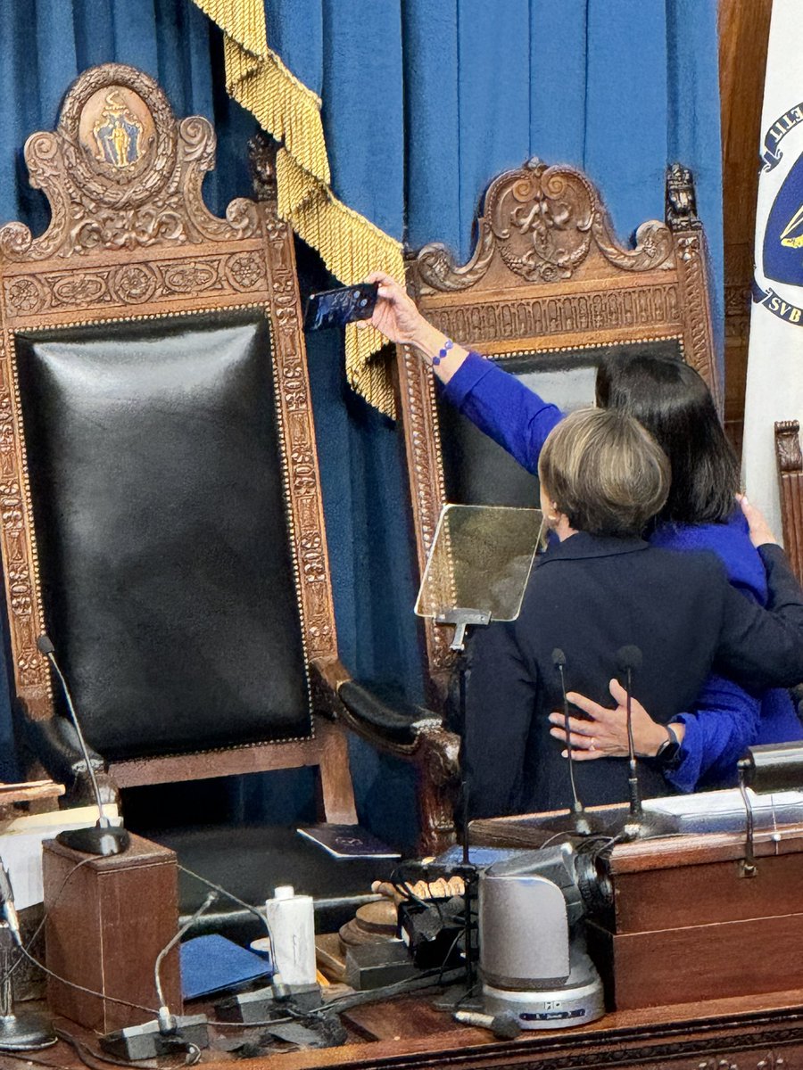 Veronicarobles's tweet photo. @KimDriscollMA @maura_healey #selfie for their first #stateofthecommonwealth https://t.co/e5ecQLOY7X