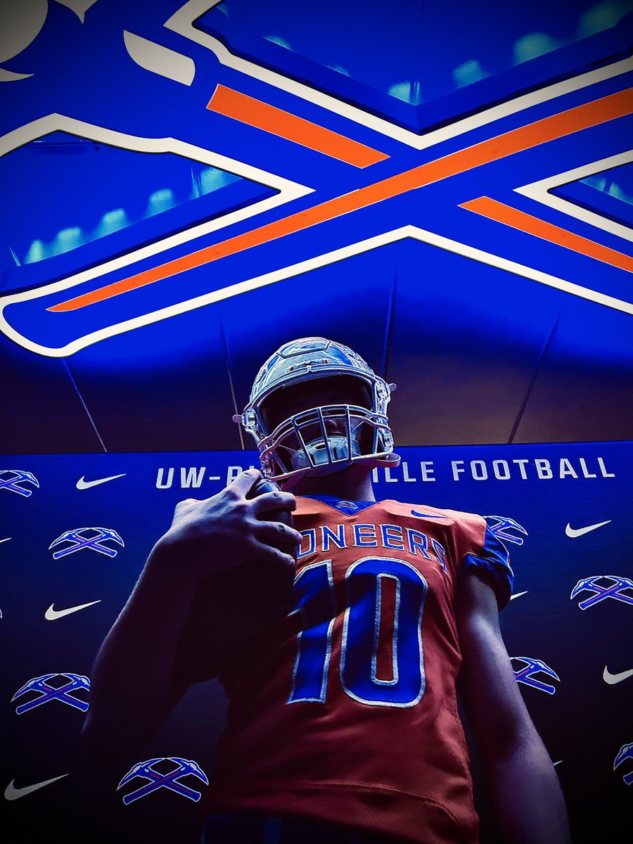 NoahFender10's tweet photo. Had a lot of great talks today with @Ryan_Munz, @CoachSheehan12,  @UWP_CoachHoff, and @CoachHLink. Thanks to the entire @UWPlattFootball coaching staff for a great visit! #swingtheaxe

📸 @CoachKea2 https://t.co/lfheWdUJ3y