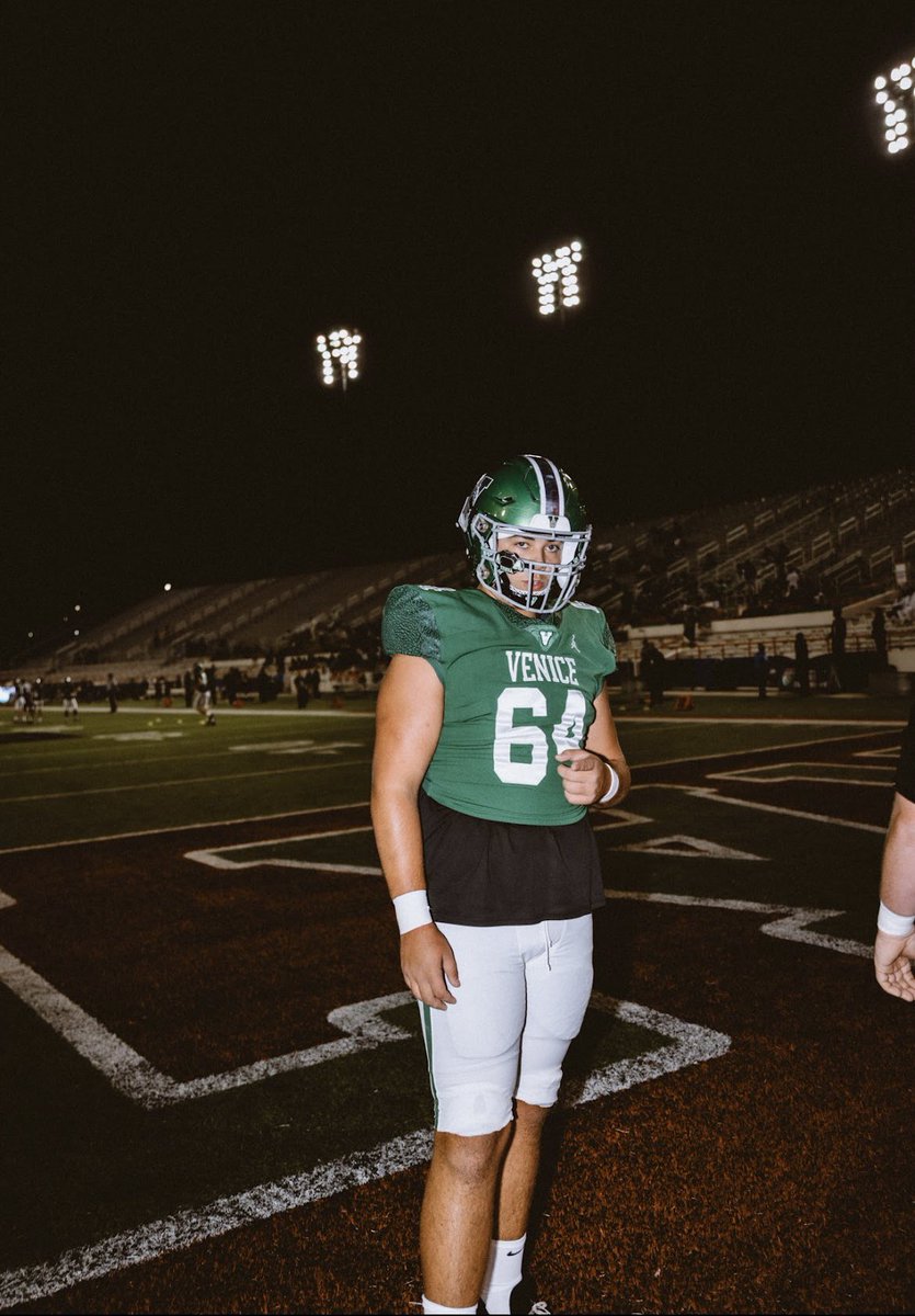 Still uncommitted 6’4 1/2 280 LT OG, co 2024 recruitment 100% still open @VeniceIndianFB oline mvp, first team all area @htpreps 2 year starter with must watch highlights trying to find a home 🙌 @jleee74 @Qoach_Nick @john_p34 @LuciusBonner6 @H2_Recruiting @RyanWrightRNG…