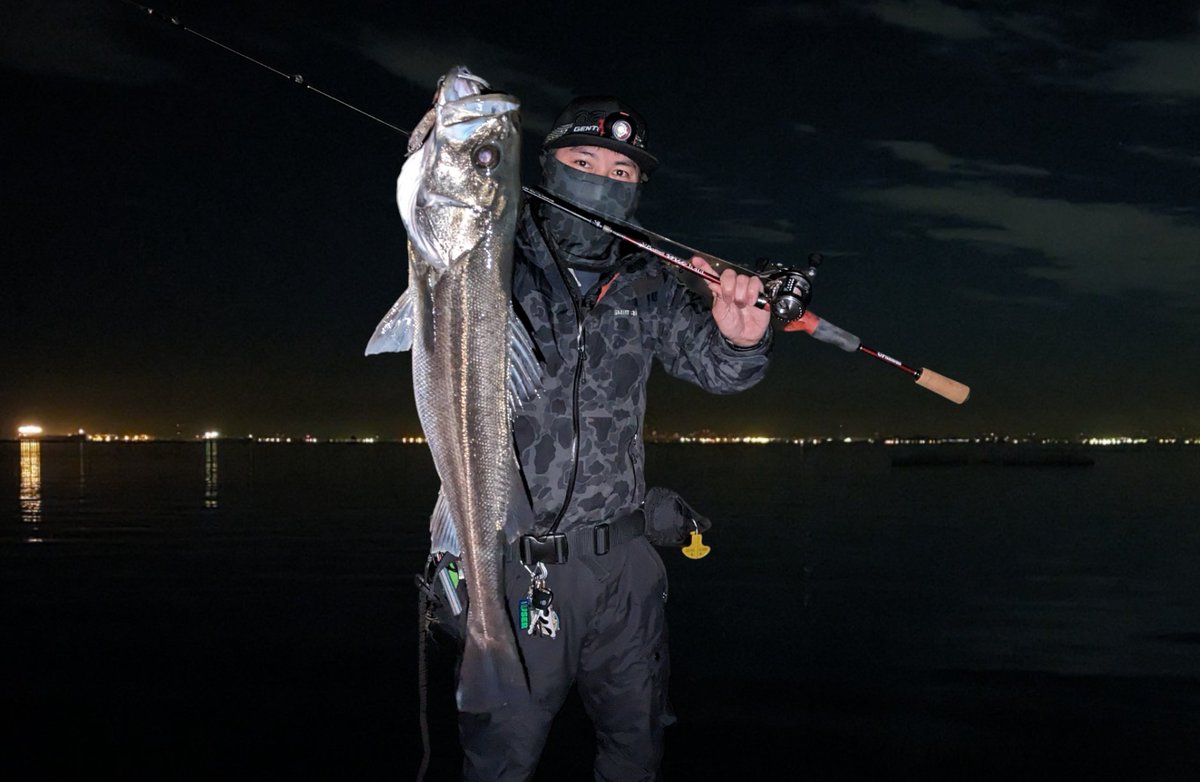 eno___ken's tweet photo. メバルプラッキング！！

で、70cmサイズの長メバル釣れました…orz

ライトタックルでこのサイズはマジでしんどいのでやめて頂きたい😱

ストラクチャーにズリズリ極細ライン擦る感触受けながら良くキャッチできたと思う🙄
フックも伸びてるし…

#Fishman
#Beamsinte https://t.co/DC102K4Gmr