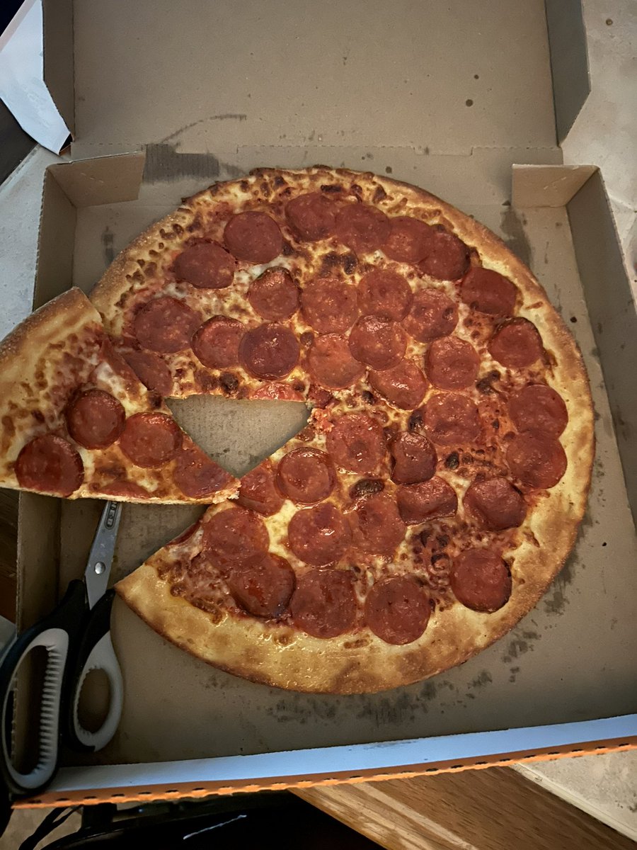 josesandoval87's tweet photo. @littlecaesars It’s all good bro. Go go gadget scissors, mah boi 🤘🏼 https://t.co/tm3QjrXPV4