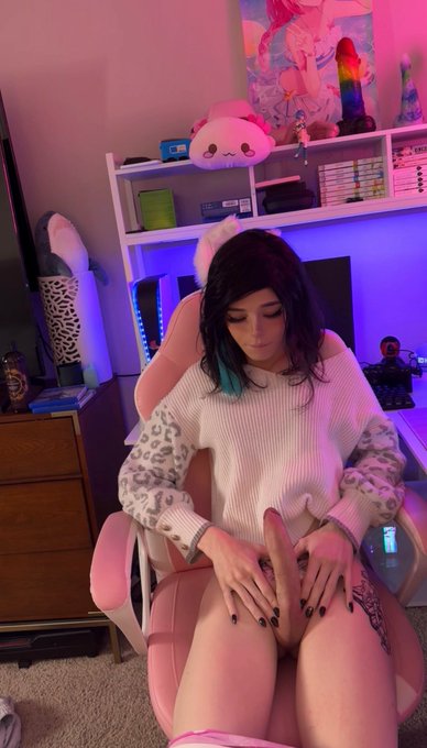 She&rsquo;s a little hard to hide.. 😣🤭 but we make it work 😈💋 https://t.co/7ynelp5w94