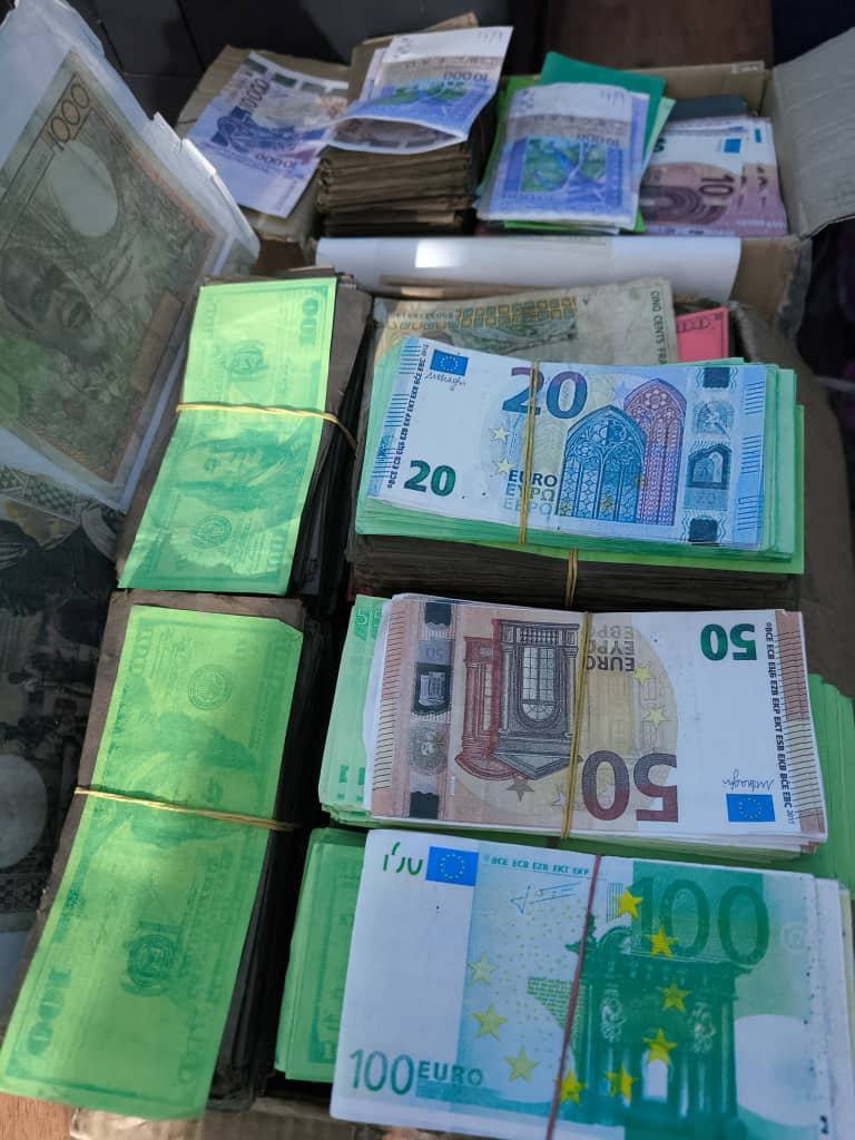 WillyGnonka's tweet photo. Individus interpellés par les FDO avec en leur possession environs 700.000.000 FCFA en faux billets de FCFA, d'Euro, et de Dollars à Abobo N'dotre quartier kobakro....
A suivre.......
Photos 👇👇👇 https://t.co/bsbyobzqoy