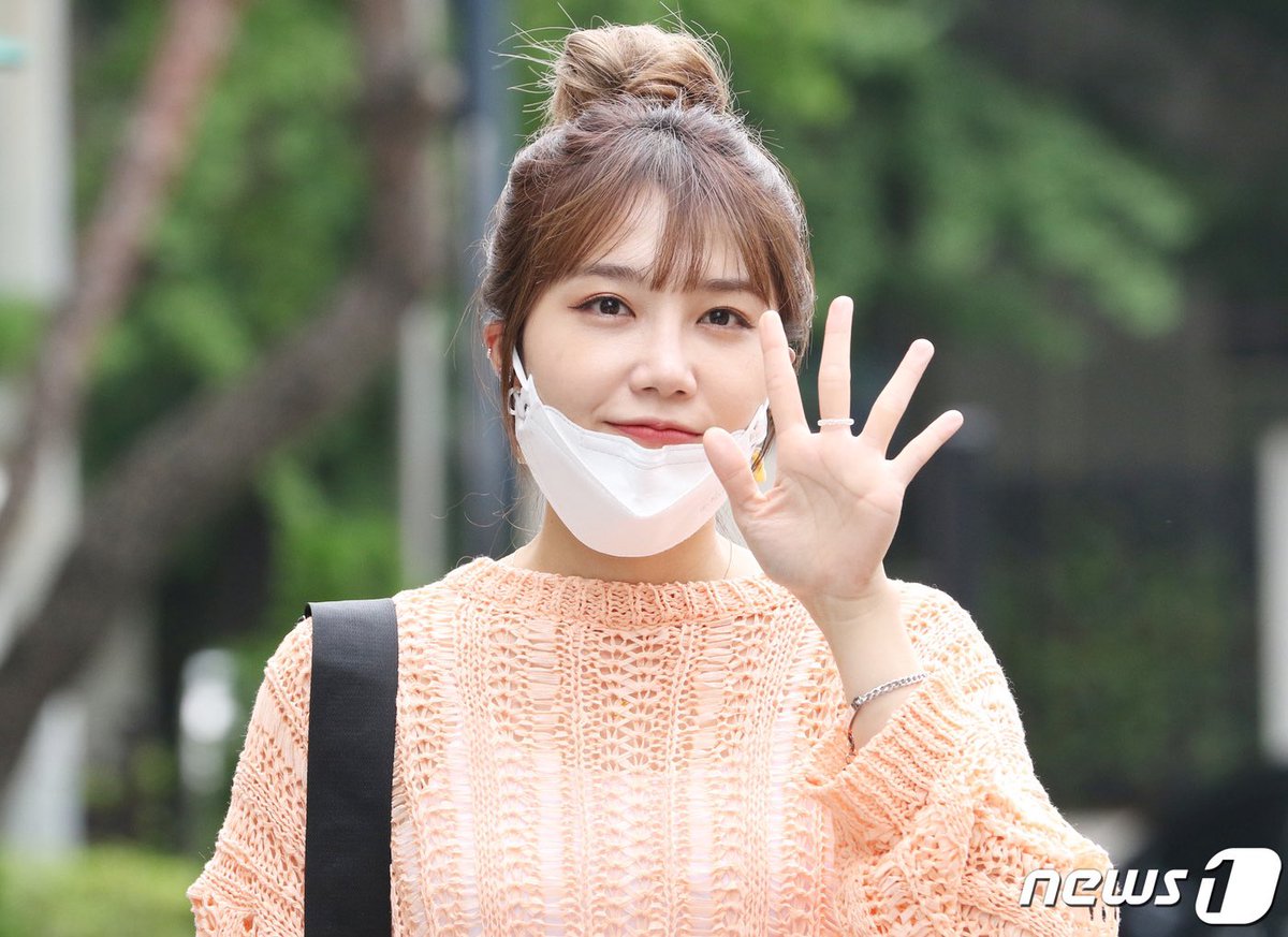 meungupdates's tweet photo. According to this article Eunji’s stalker since March 2020 received the following punishments: 2 years probation, 1 year imprisonment, 100M won fine, community service;

more details below: 
https://t.co/xrv5zkI88g https://t.co/KxmA53qNjQ