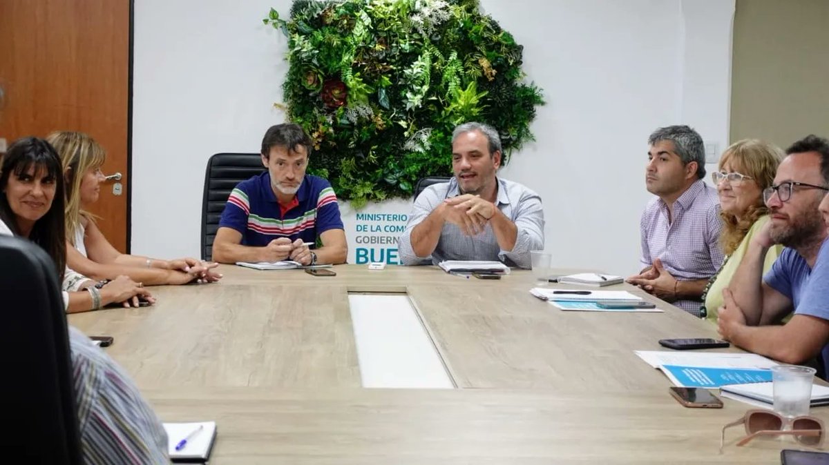 UrmanGerman's tweet photo. Hoy no reunimos con autoridades de Niñez y Adolesencia de @LaPlataMLP 

Nos encontramos con el secretario de Desarrollo de la Comunidad @nicocarvalholp y el equipo de Niñez y Adolescencia local para fortalecer la articulación y comenzar a trazar una agenda de trabajo común. https://t.co/jqixUPddNT