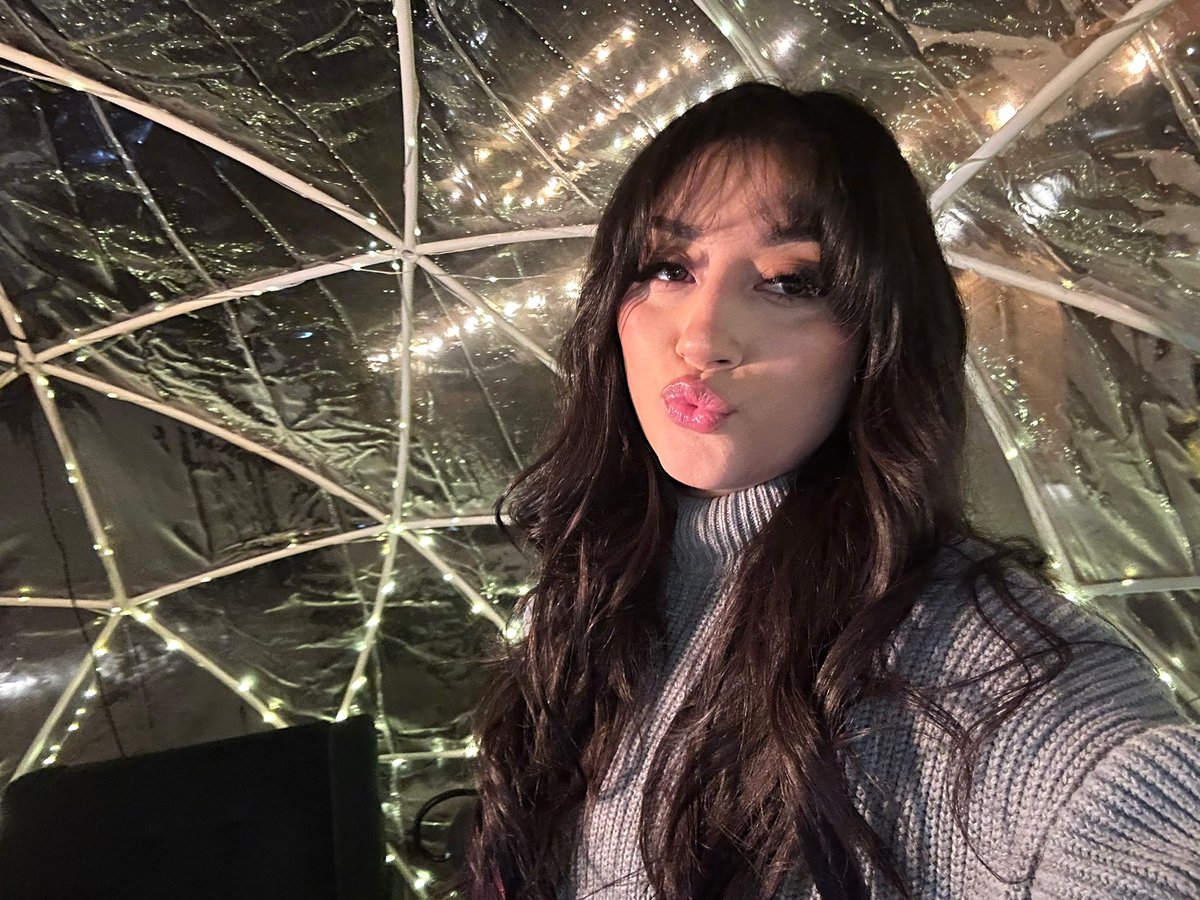 cassassochoaa's tweet photo. Just a pretty girl in a bubble🫧 https://t.co/g3ahnf8Upa