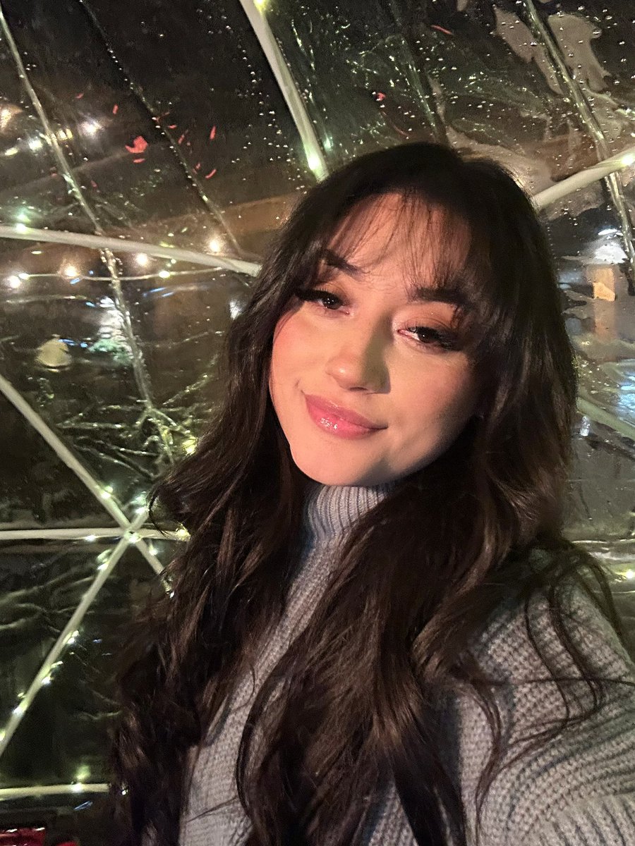 cassassochoaa's tweet photo. Just a pretty girl in a bubble🫧 https://t.co/g3ahnf8Upa