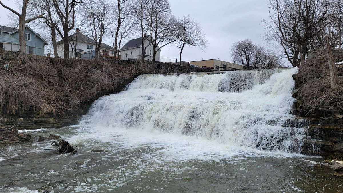 A fun day trip from Toronto or Buffalo 😍 Have you been to Williamsville, New York? There's a cute main street, a beautiful waterfall and so much to see and do. Check out our latest guide for how to plan your trip. justinpluslauren.com/things-to-do-i…