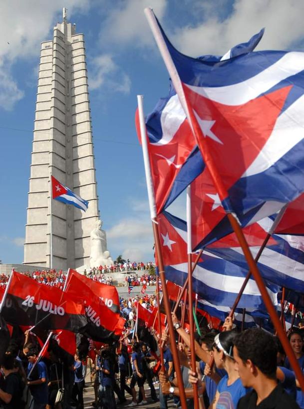 Me quedo con los que la AMAN, la honran y la defienden a cualquier precio...🇨🇺
