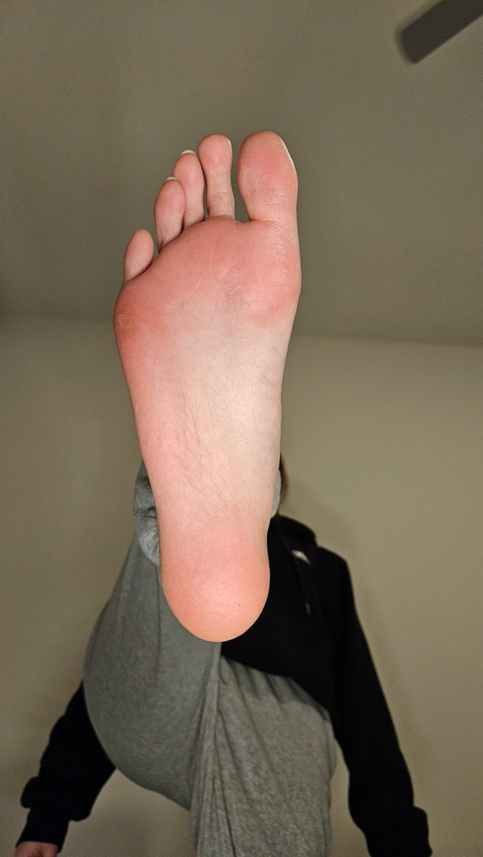GoddesMei's tweet photo. It's time for you to relapse to my perfect big feet https://t.co/tX6lL40wNX
