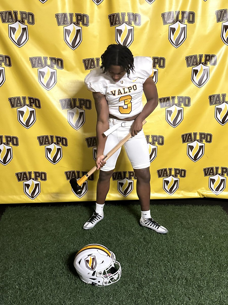 After a great visit and a conversation with @CoachLFox Blessed to receive a division 1 offer to @valpoufootball Extremely Blessed for this opportunity! @Coach_TMcC @CoachRulli @EddieWillingha2