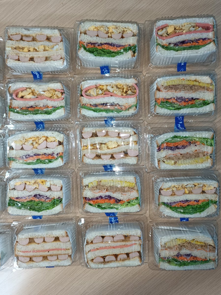 iamskyaddict's tweet photo. หิวก็ทักมาค่ะ  #แซนวิชโฮมเมด พร้อมขาย 🥪 กล่องละ 25 บาท 🥪 ค่ะ
มี ฮอทดอก ทูน่าปูอัด และ โบโลน่า 
อร่อย สะอาด สดใหม่ เหมียนเดิม🥰   
ขออภัยไม่ได้เดินส่งนะจ๊ะ😘 
🥪#แซนวิชแห่งSuranarian 🫶   
 #ความไวเป็นเรื่องของปีศาจ 🙏
#srnfact  #ตลาดนัดsrn 💕 https://t.co/qAViyYwig7